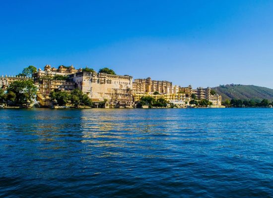 udaipur-india-lake-pichola-city-palace